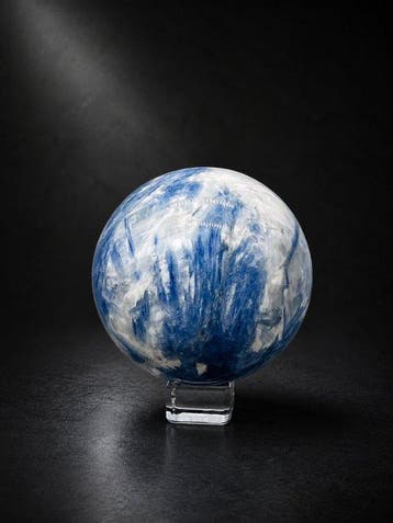 Sphère exotique de kyanite du Brésil – un minéral rare d’une