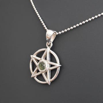 MOLDAVITE. Beschermende pentagramhanger met bijpassende