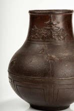 Vaas - IJzer, Een archaïsche ijzeren vaas met