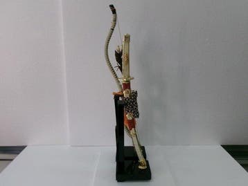 Zwaarden en een boogdecoratie. Houten, Hamayumi, Hamaya,