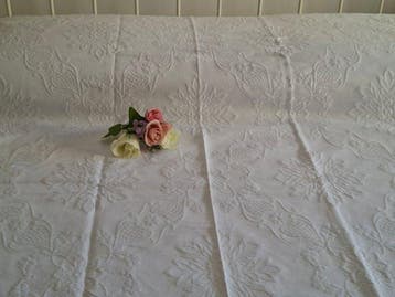 Couverture blanche fabuleuse, de linge de lit et de grandes