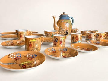 Prachtig theeservies, versierd en met de hand beschilderd -