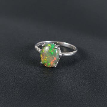Welo-opaal uit Ethiopië. Prachtige, intense kleuren. Ring