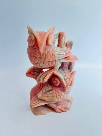 Twee uilen in roze opaal – Natuurlijke edelsteen-sculptuur -