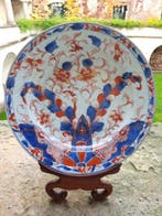 Paire dassiettes en porcelaine Imari, Chine, XVIIIe siècle., Antiquités & Art