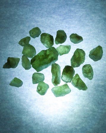 Noorse peridoot Ruwe snijsteen 105 ct - Hoogte: 1 cm -