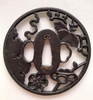Opengewerkte tsuba met sneeuwbedekte Paulownia en