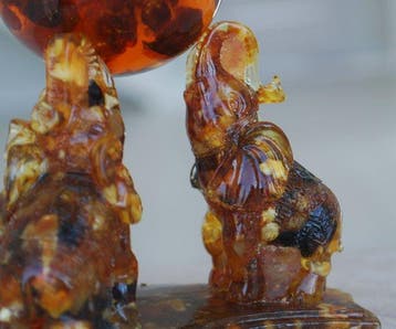 3 Baltisch Amber-olifanten die een Amberbal vasthouden -, Antiek en Kunst