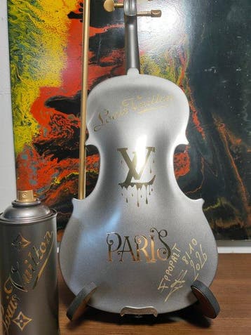 fp pop art - Louis Vuitton Violon luxury grey dark metalic, Antiquités & Art