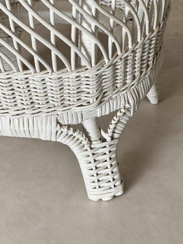 Tafel - Paar vintage witte vlechtwerk bijzettafeltjes uit de