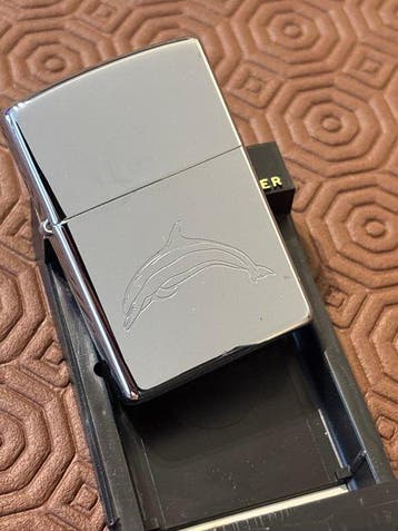 Zippo - Rare Zippo Dolphin Lighter 2002 Stailess steel in, Verzamelen, Nieuw