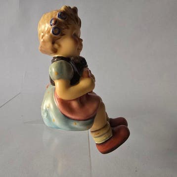 Goebel - Beeldje - Hummel #698 - Imog Di / Hearts Delight -