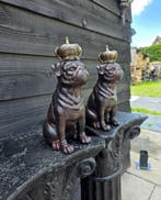 Beeld, 2 Crowned Pug Dogs - 29 cm - Hars - 2026, Antiek en Kunst