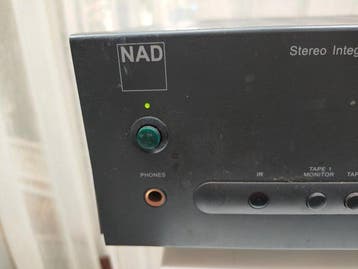NAD - C320 Solid state geïntegreerde versterker