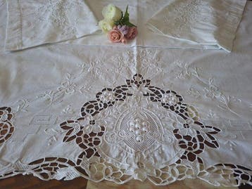 Drap magnifique avec de magnifiques broderies réalisées à la