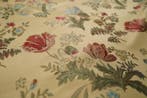 Goudkleurige bekledingstof met bloemmotieven in klassieke