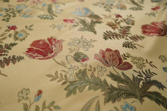 Goudkleurige bekledingstof met bloemmotieven in klassieke, Antiek en Kunst, Antiek | Tapijten, Tafelkleden en Textiel