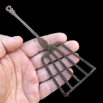 Post-middeleeuws Koper Miniatuur treeft (poppengoed) -