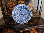 Une assiette ou plat en porcelaine chinoise bleue et blanche