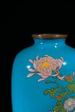 Vase - Émail, Argent, Un vase cloisonné avec un fond
