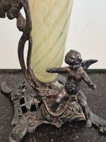 Eine exquisite Jugendstil-Vase mit Putto-Montierung