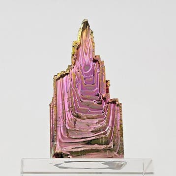 Tour spectaculaire de bismuth avec de très nombreuses