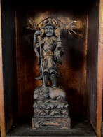 God who bestows wealth and good fortune, and who prays for