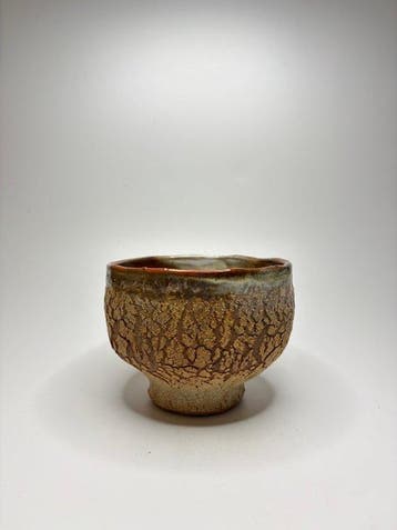 Japanse chawan met een dramatische gebarsten textuur –