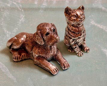 Beeldje - Labrador-style DOG and a Sitting Tabby CAT -, Antiek en Kunst