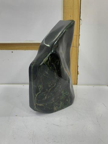 nefrietjade Vrije vorm - Hoogte: 21.5 cm - Breedte: 5.75 cm-