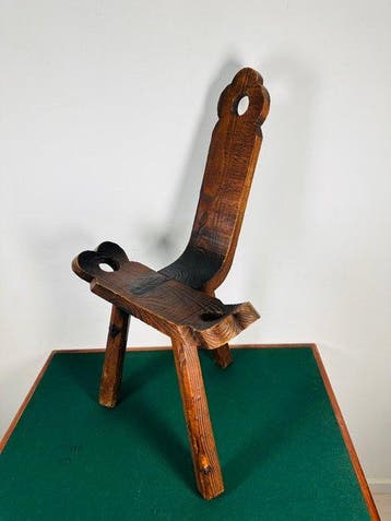 Kruk - Spaanse rustieke houten driepootstoel - Hout, Metaal, Antiek en Kunst