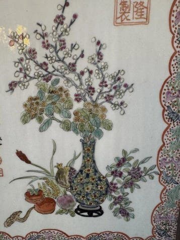 Tableau en porcelaine asiatique dans un cadre en bois –