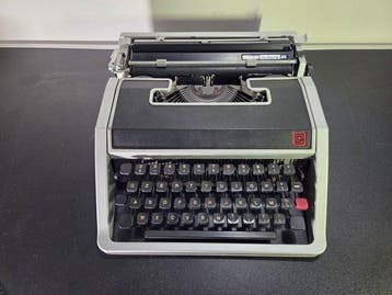 Ettore Sottsass - Olivetti, Lettera DL DeLuxe - Typemachine