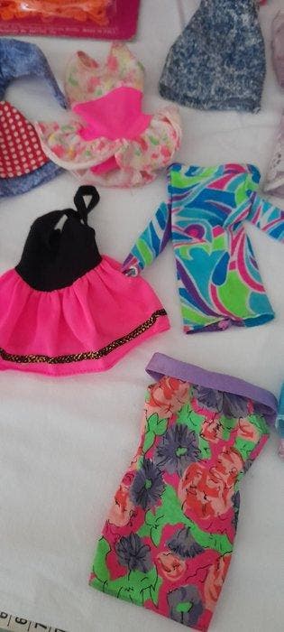 Mattel - Figuur - Roze Barbiekoffer met kleding enzo -