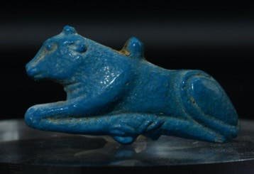 Oud-Egyptisch Faience Nieuwe Koninkrijk liggende jonge koe, Antiek en Kunst