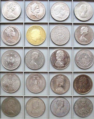 Wereld. 20 Different Crown Size Coins | 1953-2005 |