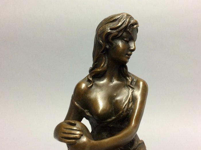 Sculpture, Vrouw op barkruk - 29 cm - Bronze, Antiek en Kunst, Kunst | Designobjecten