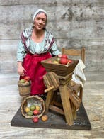 marie noel - Statue, appelvrouw met vermaler - 32 cm -