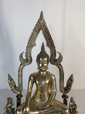 Boeddha met vlamhalo en wachterfiguren – Brons – Thailand –