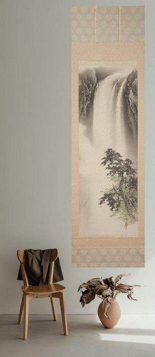 Zeer fijne rol met de titel Waterval, den en momiji,