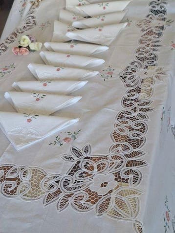 Serviette charmante avec broderie florale et belle dentelle, Antiquités & Art