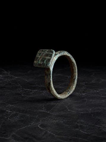 Middeleeuws Brons Bronzen ring met geometrisch gegraveerde
