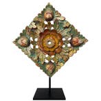 Partie originale du panneau mural du temple balinais. -