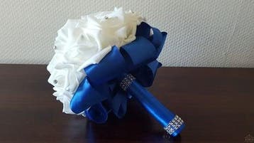Bruidsmeisjesboeket foamrozen wit + kobaltblauw met strass, Hobby en Vrije tijd, Nieuw