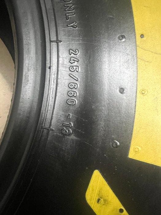 Pneu (1) - Pirelli - FORMULA 1 P ZERO - Post 2000, Collections, Marques automobiles, Motos & Formules 1