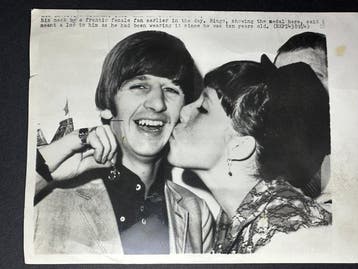 Ringo Starr receiving a kiss from a fan, Nieuw in verpakking