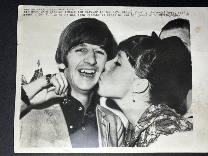 Ringo Starr receiving a kiss from a fan, Cd's en Dvd's, Vinyl Singles