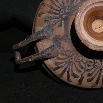 Oud-Grieks Aardewerk Kylix. 25 cm L. 4e eeuw v.Chr.