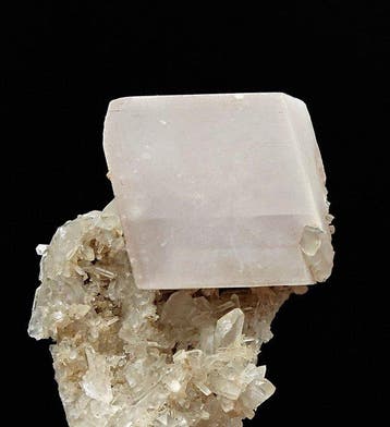 Elegant roze calciet op kwarts, rode fluorescentie, Italië