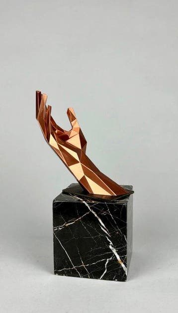 Tomas Orentas 1984 - sculptuur, Geometric Gold Hand Wine